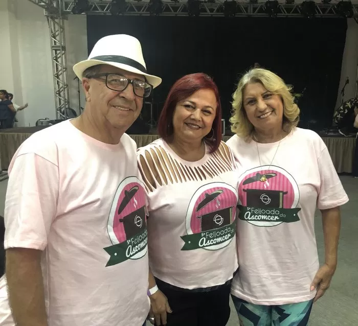 Maurício Santos de Oliveira e Antonieta Lopardi Mostaro com Beth Ank na feijoada da Ascomcer 1 Maurício Santos de Oliveira e Antonieta Lopardi Mostaro com Beth Ank na feijoada da Ascomcer