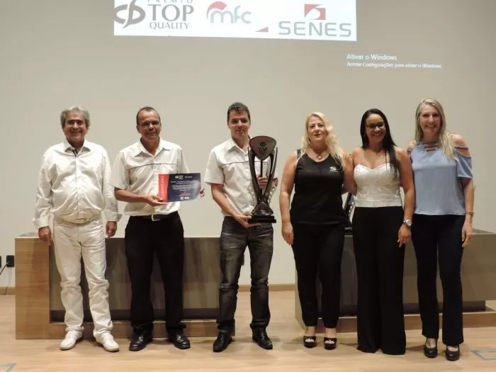 Ana Carolina Santos realçando elegância 2 Faculdade nota dez: Parceira da Feijoada 2019, a Suprema foi agraciada, pela sétima vez, com o Prêmio Sustentabilidade e, pela terceira, com o Prêmio Top Quality Senes, que exigem os conceitos da metodologia 5s. Na foto, o diretor-administrativo e de logística, Iomar Cangussu, Marcos Bahia, Bruno Sarmento, Andreia Crepaldi, Stephanie Magalhães e Juliane Batalha.