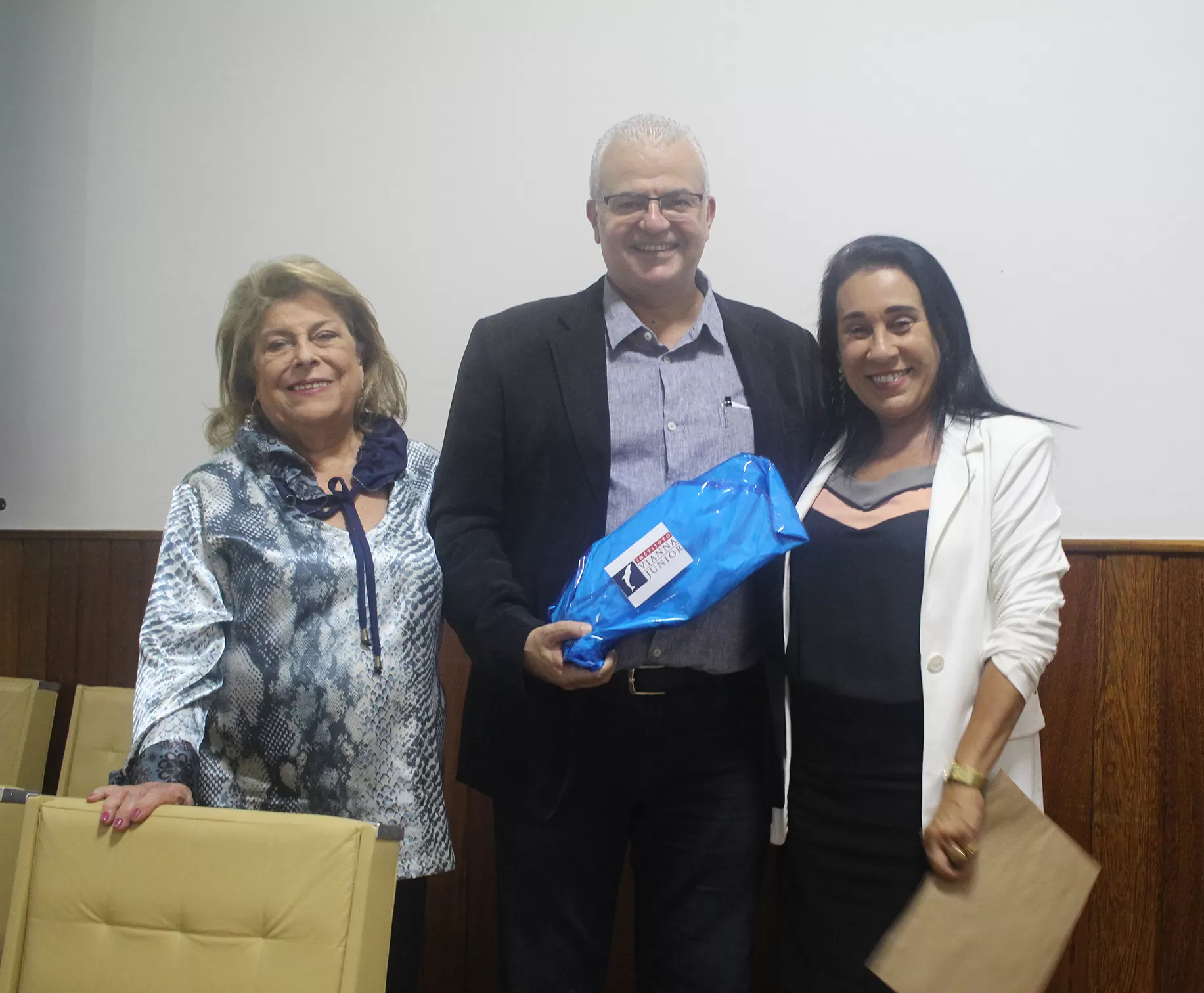 As diretoras do Vianna, Cacilda Vianna e Mariângela Vianna ladeando o reitor da UFJF, Marcus David 1 A diretora administrativa do Instituto Vianna Júnior, Cacilda Vianna e a diretora-presidente Mariângela Vianna ladeando o reitor da UFJF, Marcus David, após a aula magna que proferiu na instituição - onde é ex-aluno- com o tema “Panorama da educação superior e o mercado de trabalho no Brasil”