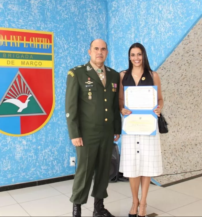 O comandante da 4ª Brigada, general Álcio Costa entregou à repórter da Tribuna de Minas, Michele Meireles o diploma e medalha “Colaborador Emérito do Exército” 1 O comandante da 4ª Brigada, general Álcio Costa entregou à repórter da Tribuna de Minas, Michele Meireles o diploma e medalha “Colaborador Emérito do Exército” Foto: Subtenente Guarany