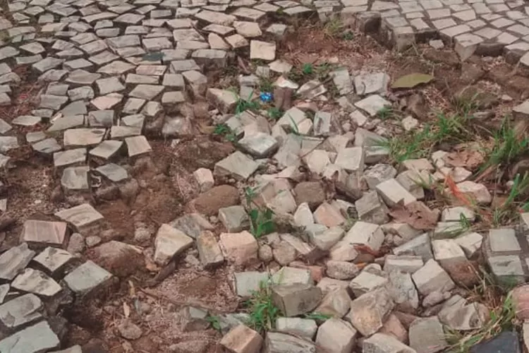 Calçada danificada atrapalha tráfego de pedestres no Centro 1 calcada silva jardim