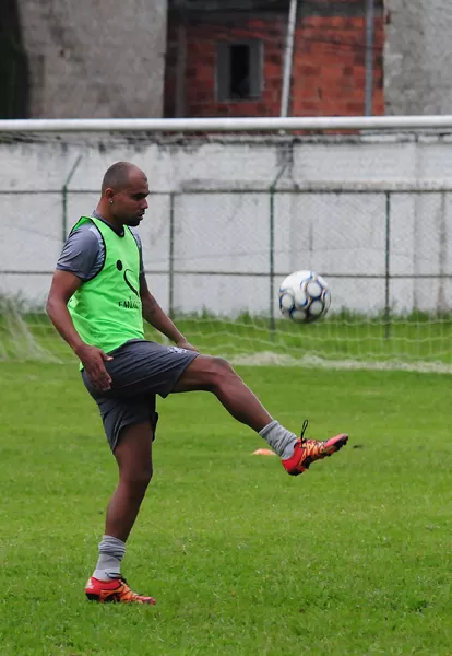 Tupi apresenta Lucas Tavares e mostra caras novas em treino 3 esp Tupi Felipe foto Marcelo Ribeiro