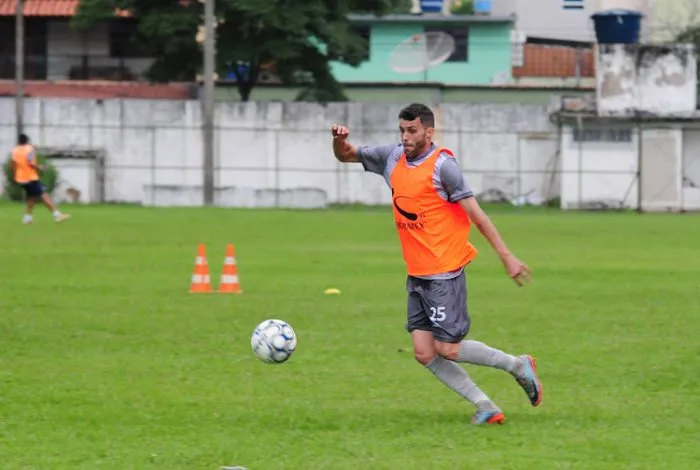 Tupi apresenta Lucas Tavares e mostra caras novas em treino 2 esp Tupi Juninho Bebe foto Marcelo Ribeiro
