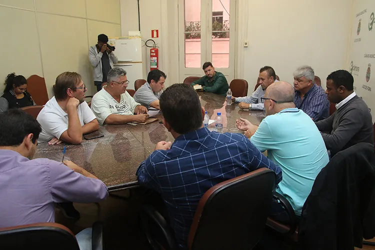Regulamentação de transporte por aplicativo é debatida na Câmara de JF 1 reuniao uber by fernando priamo