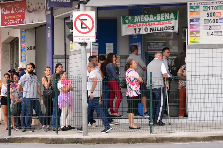 Juiz-foranos fazem fila em busca dos R$ 170 milhões da Mega Sena 1 Loteria mega sena olavo interna