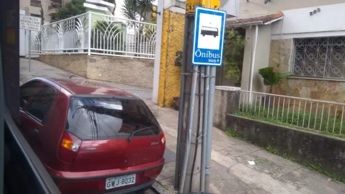 Ponto de ônibus é desrespeitado por motoristas no Centro 1 VU Centro 04.05