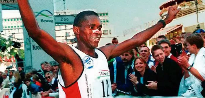 Recordista mundial, Ronaldo da Costa rifa tocha olímpica 2 ronaldodacosta maratona da berlim