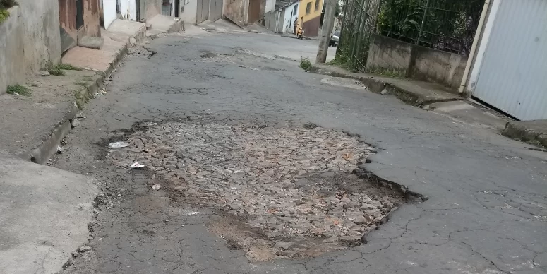 Bueiro sem tampa atrapalha passagem de pedestres 2 VU Santo Antônio 2606 2