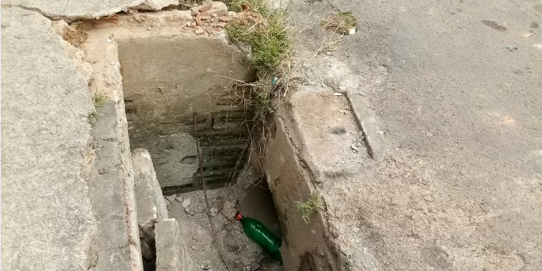 Bueiro sem tampa atrapalha passagem de pedestres 1 VU Santo Antônio 2606