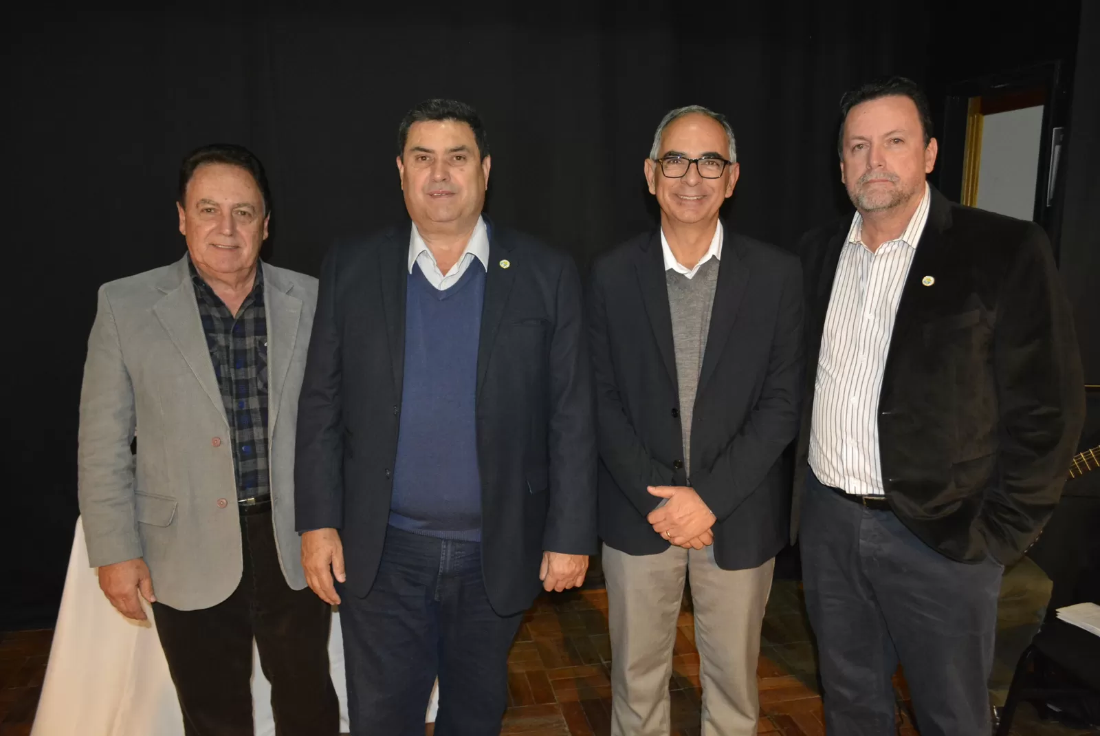 JF Por Aí e Eles Acontecem 2 Missa do panificador: O presidente do Sindipan, Heveraldo Lima de Castro (de camisa azul), ladeado pelo presidente da Fiemg Regional, Aurélio Marangon, prefeito Antônio Almas e o vice-presidente do Sindipan, Adilson Leite, na missa do panificador, celebrada pelo padre Lélis.