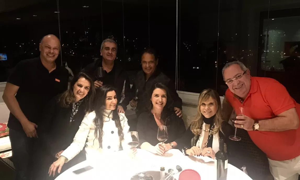 Gisela e Cláudio Ferreira da Silva, Karla e Ricardo Fortuna , Elaine Moreira e Alcedir Nunes e os anfitriões Valéria e Rogério Adum Araujo 1 Gisela e Cláudio Ferreira da Silva, Karla e Ricardo Fortuna , Elaine Moreira e Alcedir Nunes e os anfitriões Valéria e Rogério Adum Araujo, que receberam no “Manhattan” para um requintado almoço, que se estendeu pela noite em meio às comemorações do título do Brasil na Copa América