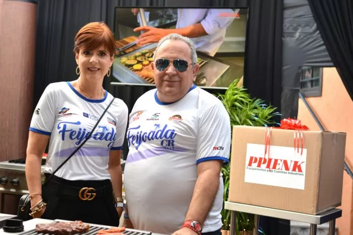 Adriana Kneipp e Rogério Adum Araujo no estande da Ppienk na Feijoada 2019 1 Adriana Kneipp e Rogério Adum Araujo no estande da Ppienk na Feijoada 2019 Foto: Kempton Vianna