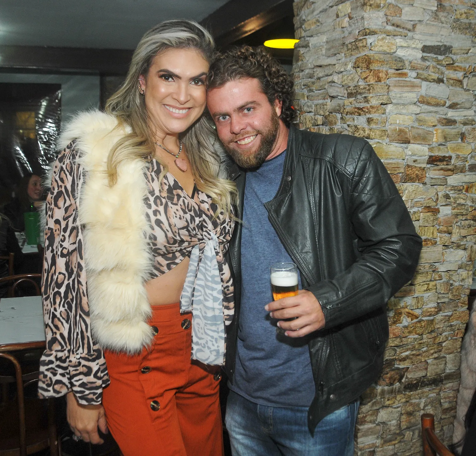 Grazi Mauad (comemorando 'niver') e Renato Campos na noite da Estação Grill 1 Grazi Mauad (comemorando 'niver') e Renato Campos na noite da Estação Grill Foto: Andréa Ottoni