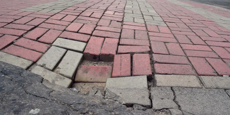 Pedras soltas em faixa de travessia atrapalha pedestres 1 VU Rua São Mateus 1207