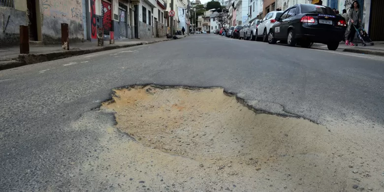 Buraco em esquina atrapalha motoristas no São Mateus 1 VU São Mateus 1007