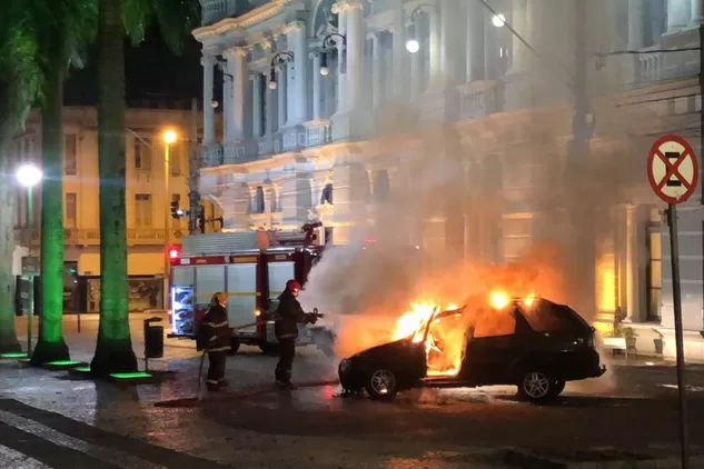Imagem: Carro pega fogo em frente ao prédio da Funalfa