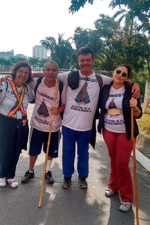 Com fé se faz um bom caminho - Juiz de Fora a Aparecida 10 10 FERNANDA barros fernando e marione
