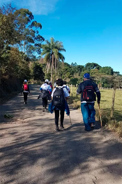 ROMEIROS-CAMINHANDO-DE-COSTAS-DE-TERRA