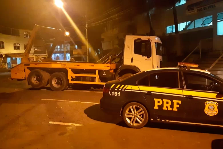 PRF apreende caminhão roubado que presta serviço ao Demlurb 1 Sem Título 1