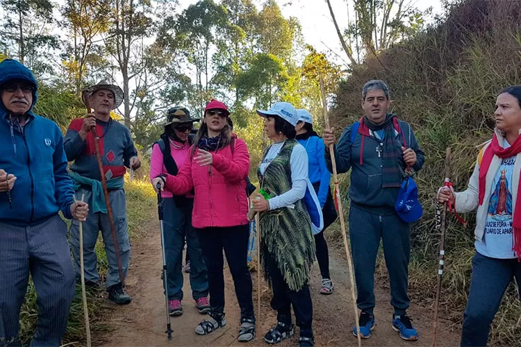 TURMA-DE-ROMEIROS-NA-ESTRADA-DE-CHÃO