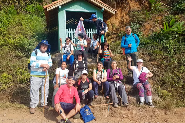 TURMA-EM-FRENTE-A-GRUTA