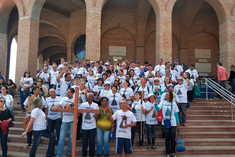 Com fé se faz um bom caminho - Juiz de Fora a Aparecida 13 porta da basílica