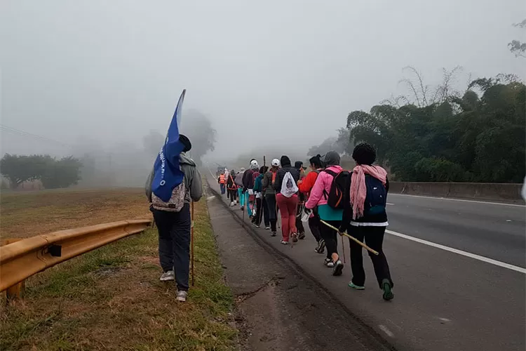 Com fé se faz um bom caminho - Juiz de Fora a Aparecida 9 romeiros na dutra com cerraçao 2