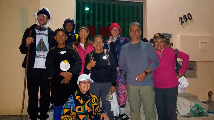 turma-na-porta-do-hotel-em-cachoeira-paulista