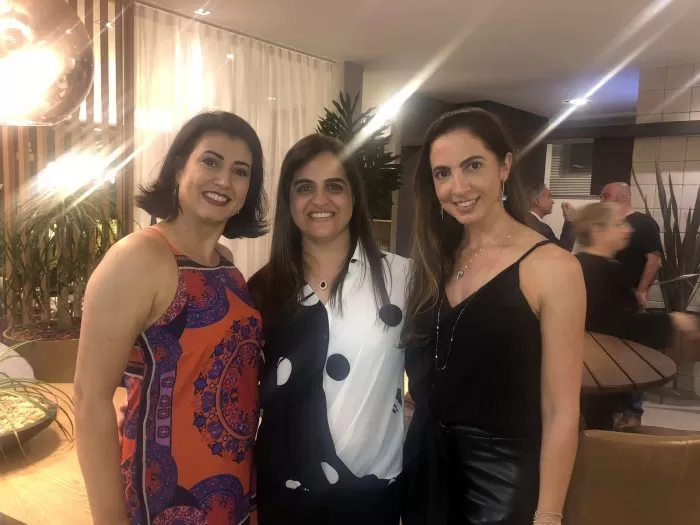 As arquitetas Nathália Nascimento e Priscila Passos, que assinam ambientes na 2ª Mostra Vitrines/Conceito Sier, com Mônica Passos Chagas 1 As arquitetas Nathália Nascimento e Priscila Passos, que assinam ambientes na 2ª Mostra Vitrines/Conceito Sier, com Mônica Passos Chagas