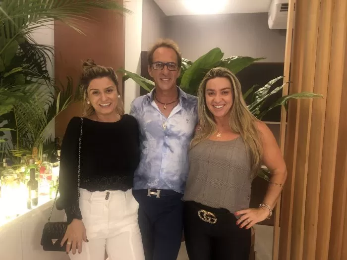 As arquitetas Nathália Nascimento e Priscila Passos, que assinam ambientes na 2ª Mostra Vitrines/Conceito Sier, com Mônica Passos Chagas 2 Luiz Duque, ladeado por Andréa Portilho e Aline Villela, também destaca seu bom gosto nas salas de estar e jantar com adega