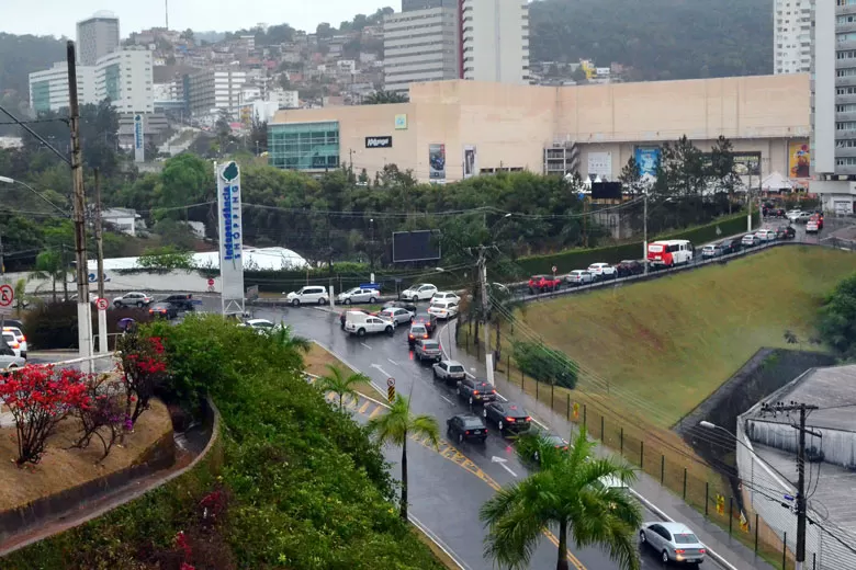 Dia começa chuvoso e com trânsito intenso em Juiz de Fora 1 trânsito intenso by olavo prazeres