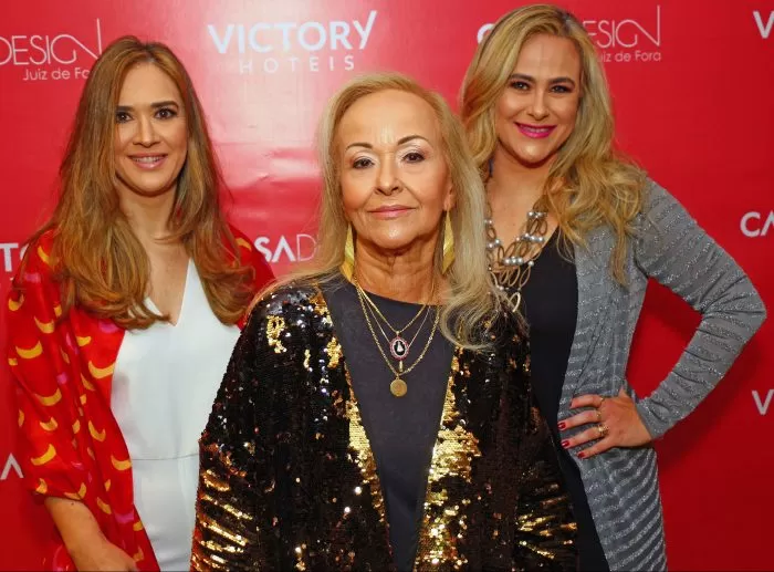 Thaís Filgueiras, Onila Falabella e a filha Fernanda Falabella, que assinam as salas de estar e de jantar na Casa Design 2019 1 Thaís Filgueiras, Onila Falabella e a filha Fernanda Falabella, que assinam as salas de estar e de jantar na Casa Design 2019 Foto: Guilherme Ovídio