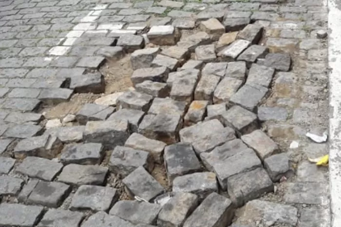 Problemas em calçamento dificultam trânsito de pedestres 1 VU Centro 05101