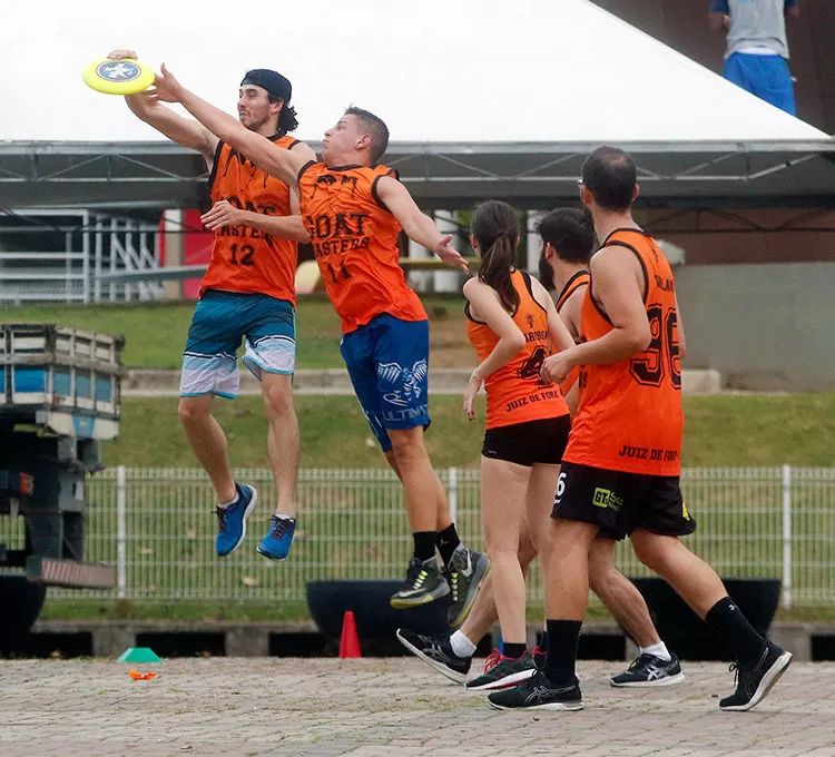 Conheça o ultimate frisbee, praticado por equipe juiz-forana 2 frisbee capa by felipe couri 3