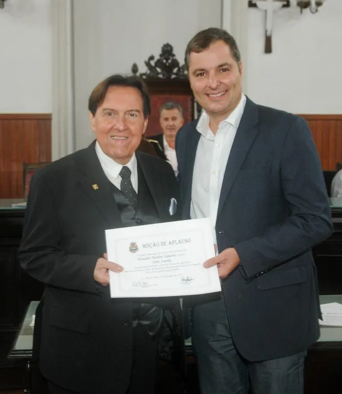 Júlio Zanini recebeu moção de aplausos do vereador Marlon Siqueira, ontem, na Câmara 1 Júlio Zanini recebeu moção de aplausos do vereador Marlon Siqueira, ontem, na Câmara Foto: Andréa Ottoni