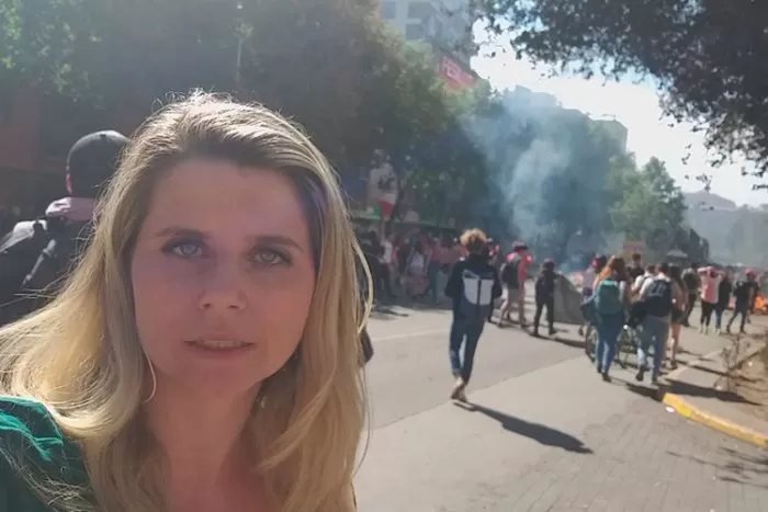 Ex-repórter da Tribuna relata cotidiano no Chile com onda de manifestações 1 kelly diniz