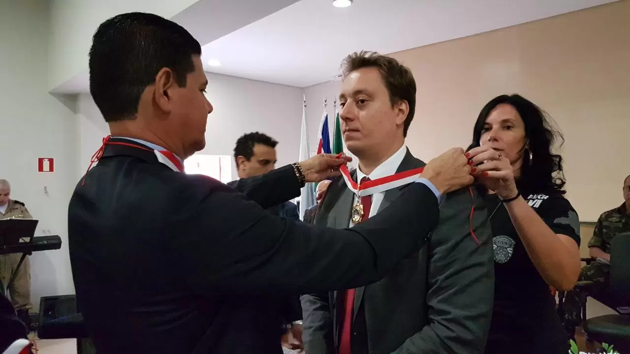 O delegado regional Armando Avolio Neto foi homenageado pelo Chefe da Polícia Civil de Minas, Wagner Pinto de Souza 1 O delegado regional Armando Avolio Neto foi homenageado pelo Chefe da Polícia Civil de Minas, Wagner Pinto de Souza com a “Medalha Distinção Policial”, concedida pelo 4º DPC