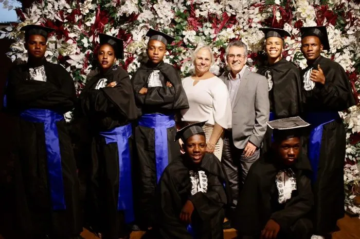 Eles Acontecem 2 Grande incentivadora do Projeto Geração do Futuro, a Unimed Juiz de Fora formou mais uma turma de jovens do Bairro Dom Bosco. O projeto da Aban (Associação dos Amigos) promove oficinas temáticas sobre comportamento, mercado de trabalho e esportes para meninos e meninas dos 12 aos 17 anos e tem o apoio da Unimed. Na foto, o diretor administrativo e financeiro, Darlam Kneipp, com a esposa Amélia e os alunos da segunda turma na cerimônia de formatura