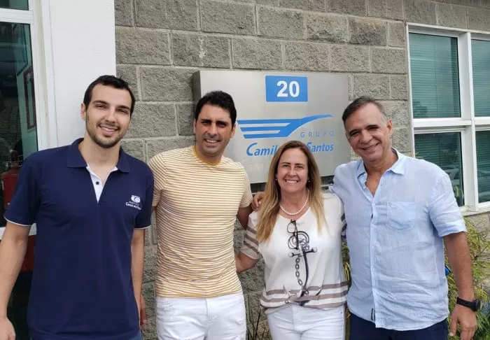 Eles Acontecem 1 Gratidão pelo apoio logístico O ex-lateral do Flamengo, Athirson esteve no Rodoviário Camilo dos Santos para agradecer o apoio recebido no Jogo Solidário que promoveu no Estádio Radialista Mário Helênio. A partida reuniu amigos do jogador e arrecadou mais de quatro toneladas de alimentos, que foram distribuídos a diversas entidades assistenciais. A transportadora Camilo dos Santos foi responsável pela logística de coleta e entrega das doações. No ‘flash’, Felipe Santos, Athirson, Luciana Bellini e Eduardo Benjamin dos Santos.