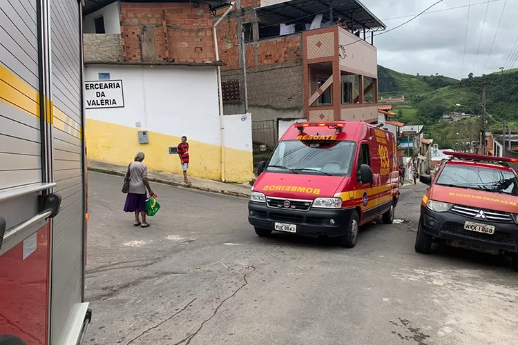 Menino de 6 anos inala fumaça durante incêndio em casa 1 fumaca bombeiros divulgacao