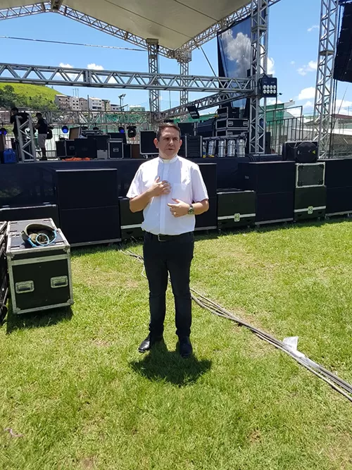 Fiéis chegam cedo para a última Missa do Impossível de 2019 1 padre pierre2 by michele meireles