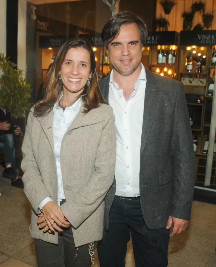 Rafael Prata e Jovino Campos em tarde informal no Salvaterra 2 Eliane e Glower Braga na adega Vinho & Ponto Foto: Andréa Ottoni