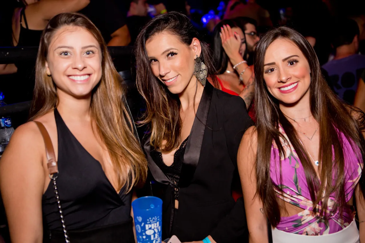 Viviane Fontenele, Viviana Barra e Isabela Mazilão enfeitando a noite do Privilège 1 Viviane Fontenele, Viviana Barra e Isabela Mazilão enfeitando a noite do Privilège Foto: Wanderson Monteiro