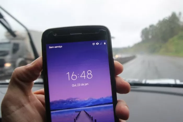 Falta de área de celular prejudica usuários de rodovias da região 1 celular1