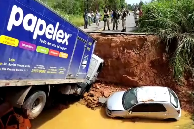 Imagem: Cratera se forma na MG-133 e deixa sete vítimas