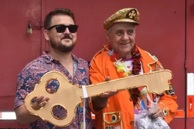 O diretor-geral da Funalfa, Zezinho Mancini e o “marechal" Zé Kodak no desfile da Banda Daki 1 O diretor-geral da Funalfa, Zezinho Mancini e o “marechal" Zé Kodak no desfile da Banda Daki