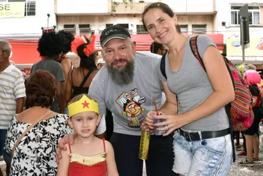 O diretor-geral da Funalfa, Zezinho Mancini e o “marechal" Zé Kodak no desfile da Banda Daki 2 Também na manhã carnavalesca, Salcio Del Duca e Jakeline Lisboa com a filha Alice