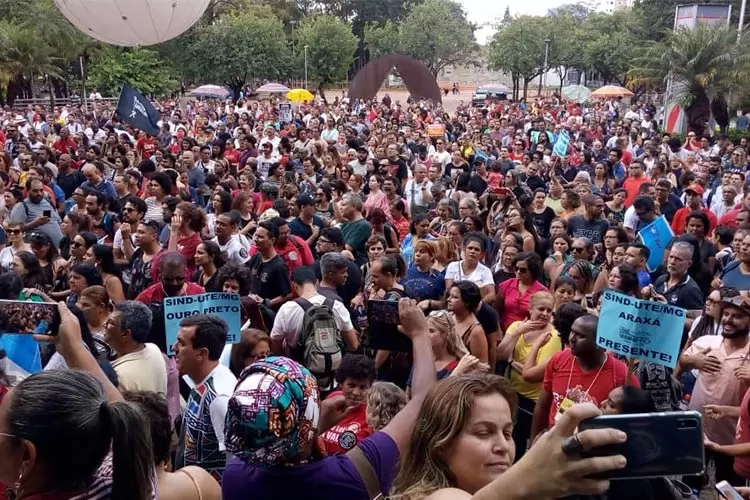 Servidores da rede estadual de educação mantêm greve 1 Manifestação-professores-BH-by-Yara-Aquino-Reprodução