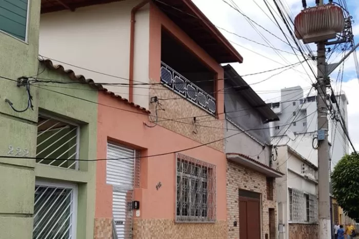 Fio solto de poste fica na altura de pedestres 1 VU MarinoProcopio 0602