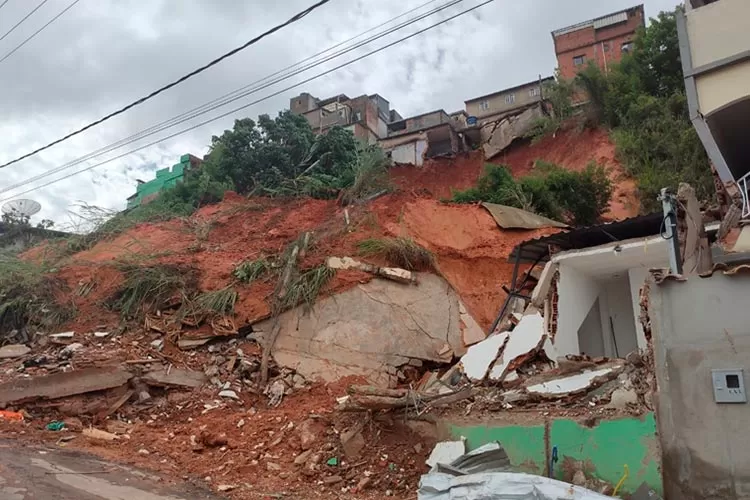 Imóveis seguem interditados após desabamentos na Zona Leste 1 deslizamento zona leste by gabriel silva